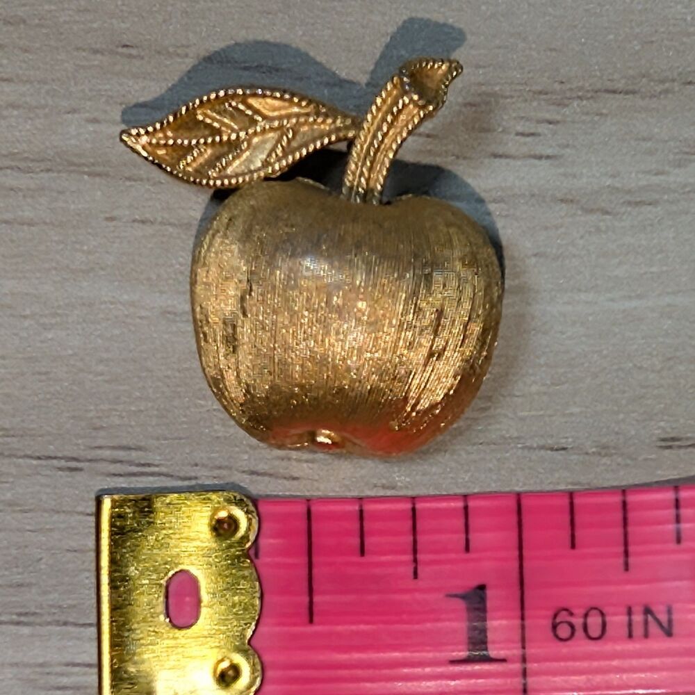 Vintage Trifari Gold Tone Apple Brooch Pin Signed Teacher School Fruit Jewelry